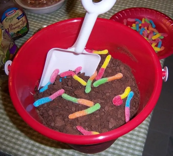 dirt and worms pudding