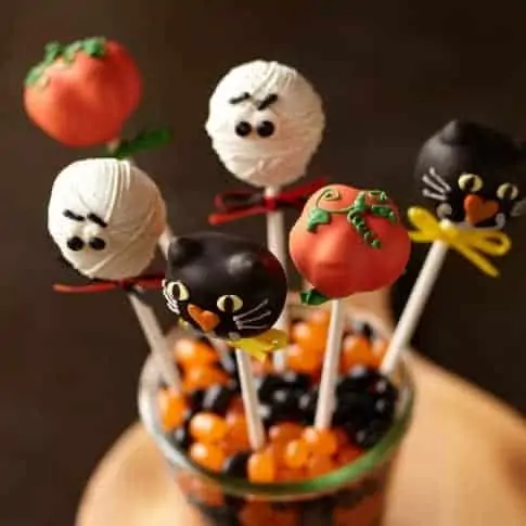 15 Spookalicious Halloween Cake Pops