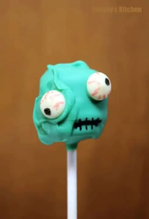 15 Spookalicious Halloween Cake Pops