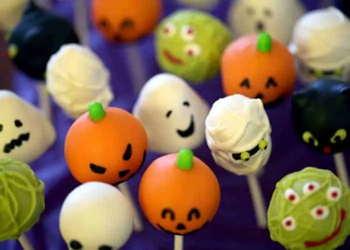 15 Spookalicious Halloween Cake Pops