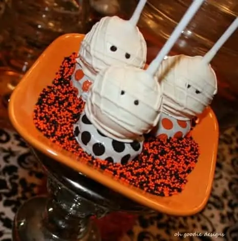 15 Spookalicious Halloween Cake Pops