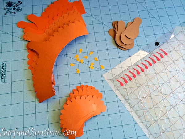 DIY thanksgiving turkey cupcake wrappers