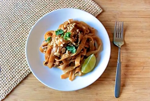 vegetable pad thai with spicy peanut sauce