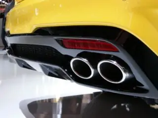 2018 kia stinger yellow tailpipe