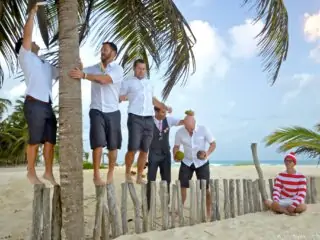 fun-groomsmen-photo-idea-wheres-waldo