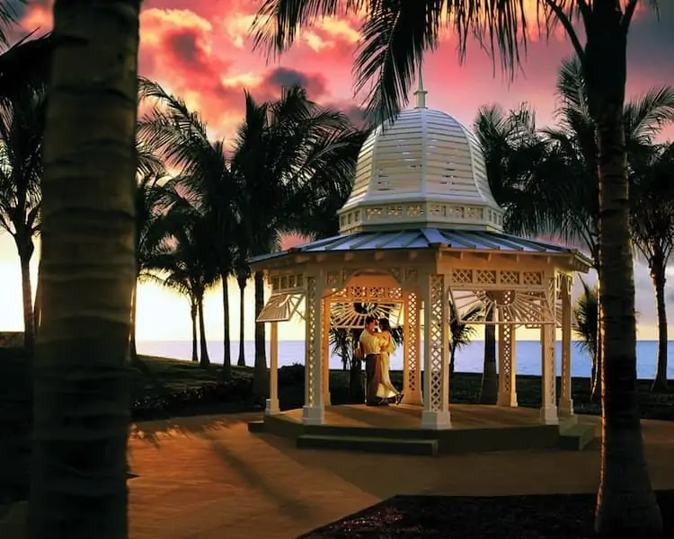 Gazebo-Sunset-Couple