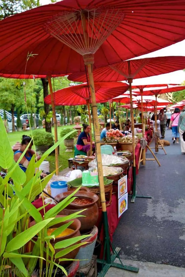 Wat Phra Singh vendors