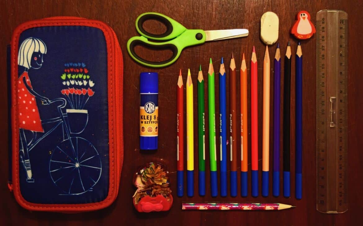 pencil-case-932143_1280